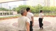 强调武术基本功 徐纪示范站桩