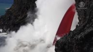 夏威夷火山爆发 红色水龙冲入大海
