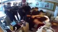 打女人丝毫不手软 城管围殴业主 棍棒铁锹齐上