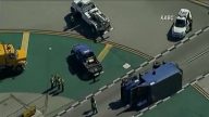 客机撞翻卡车 洛杉矶国际机场 6伤
