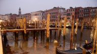 威尼斯運河「乾掉」划艇卡河道遊客失望
