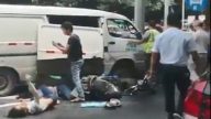 广西面包车失控冲撞人群 致7死19伤（视频）