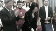 不祥之兆？中共使館當眾利刃切開五星旗蛋糕