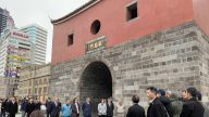 罕見穿西裝 柯文哲北門親迎接蔡英文