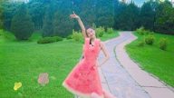 高圆圆产后首度晒照 用西瓜当裙子创意十足