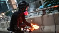 港警嫁禍示威者？黑衣人丟汽油彈腰部驚現警槍（視頻、圖）