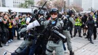 组图：港警镇压突然升级 民众愤怒包围救援
