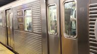 紐約地鐵行進中車門打開 車門故障製造商遭批