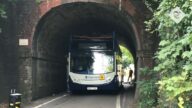 英雙層校車硬闖涵洞被削頂 學生頭部、喉嚨遭割傷