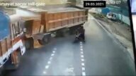 驚悚！印度騎士硬切車道 砂石車閃避不及撞上大卡車(視頻)