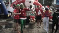 慶聖誕 數百聖誕老人在加拉加斯比賽中亮相