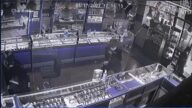 光天化日遭砸搶 南加珠寶店損失近百萬元