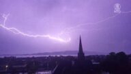 壯麗閃電劃破英國夜空 緩解乾旱杯水車薪