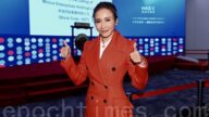 黎姿坐轮椅后换成拄拐杖 自曝受伤原因