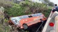 與轎車對撞 客運車摔落橋 乘客被拋車外獲救