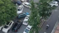 成都男子駕車街頭亂撞多車 現場一片混亂