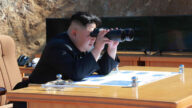 中共又被抓包 金正恩攜中國手機指導導彈發射