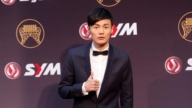 李荣浩暴雨中紧闭眼睛开唱 笑翻网民