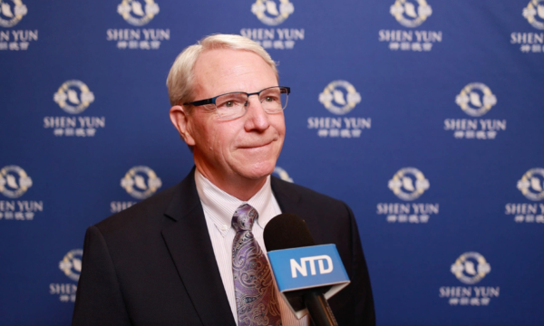 2025年2月11日晚，航空公司機長Michael Lowe欣賞了神韻北美藝術團在梅薩藝術中心-池田劇院（Ikeda Theater at Mesa Arts Center）的演出。（新<span style='max-width:0px!important;margin-left:-4px;color:#eee!important;'>!</span>唐<span style='max-width:0px!important;margin-left:-4px;color:#eee!important;'>!</span>人<span style='max-width:0px!important;margin-left:-4px;color:#eee!important;'>:</span>電視台）