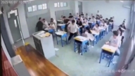 山东高考考场男生崩溃 撕自己和别人试卷（视频）