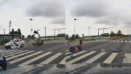 大陆警车闯红灯撞飞男子 惊悚画面曝光（视频）