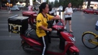 中國送外賣女騎手激增 辛酸故事引社會關注