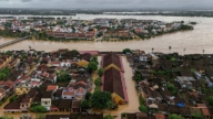 越南洪灾酿35死5失踪 会安古镇汪洋一片 居民靠船外出