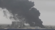 以色列中资化工厂区遭飞弹碎片击中起火 黑烟滚滚窜出