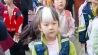 湖南7岁女童天生白色刘海 引发热议