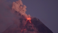 菲律宾最活跃火山再喷发 巨大火山灰柱直冲云霄