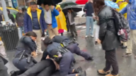 滋扰纽约法轮功集会 闹事者被警方现场制伏