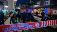 泰國曼谷貨運列車撞上巴士 致8死32人傷