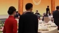 北京國宴招待川普 紅衣女服務員身分惹議（視頻）