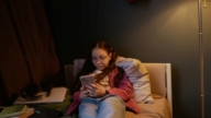 美过半青少年睡前滑手机 专家示警后果不小