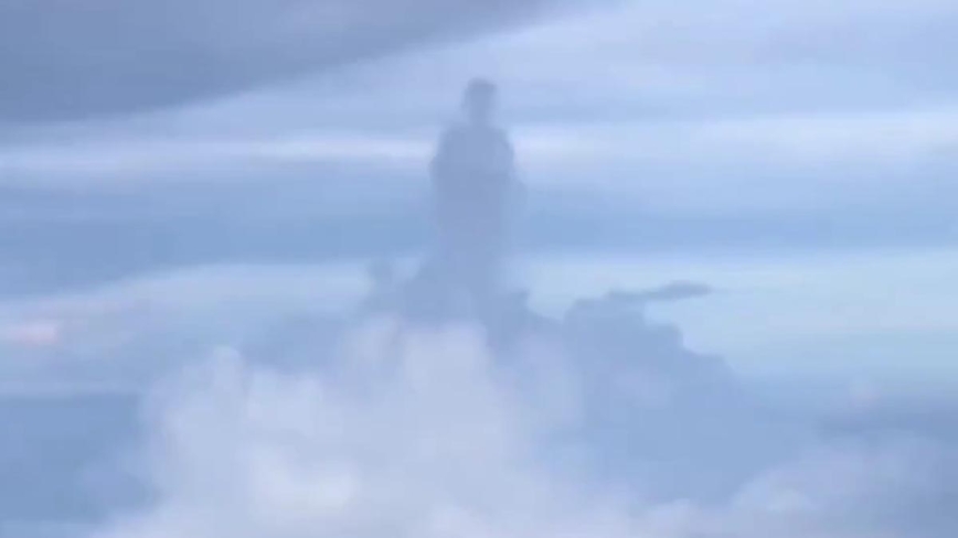 宛如巨佛站蓮台 大陸飛機上拍到奇特雲團(視頻)